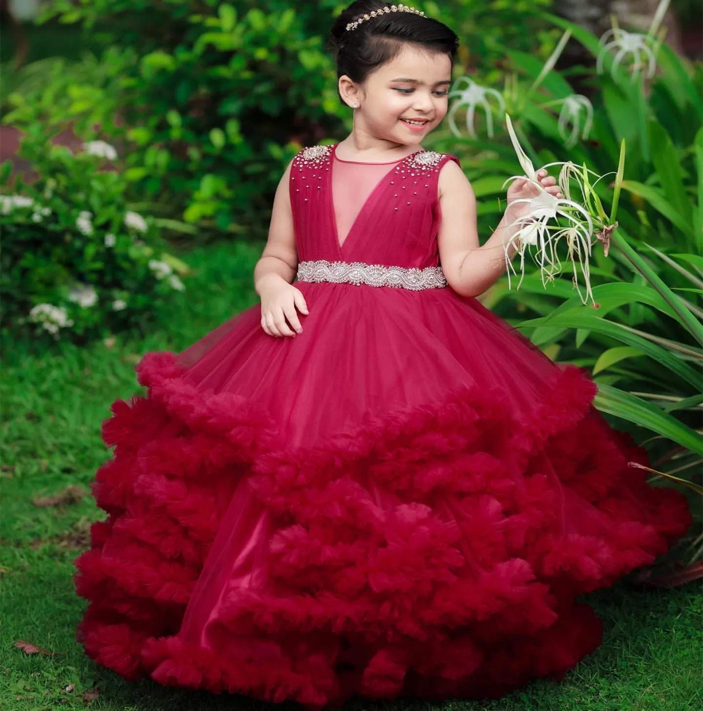 2023 Borgogna Cristalli Flower Girl Abiti Ball Gown Tiers Tiers Vintage Bambina Natale Peageant Compleanno Battesimo Abiti Tutu ZJ4234