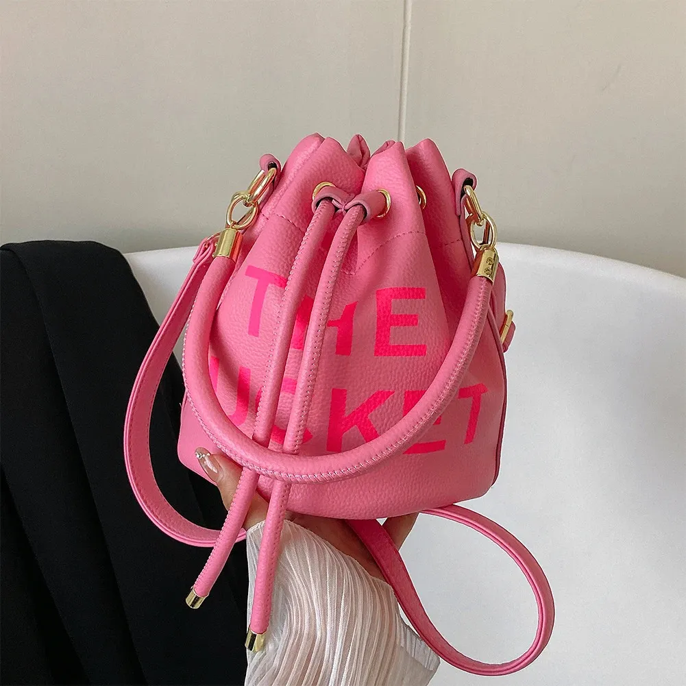 Kvällspåsar The Bucket Bag Designer Crossbody for Women Brand Luxury Sling Axel Handväskor Kvinnlig läder Small Tote Bolsa Sac 231208