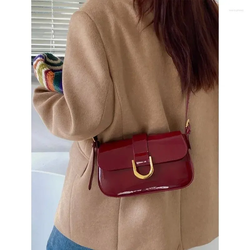 Evening Bags 2023 Trendy Women's Bag Retro Burgundy Horseshoe Buckle Handheld Underarm Fashion Crossbody High-End Shoulder