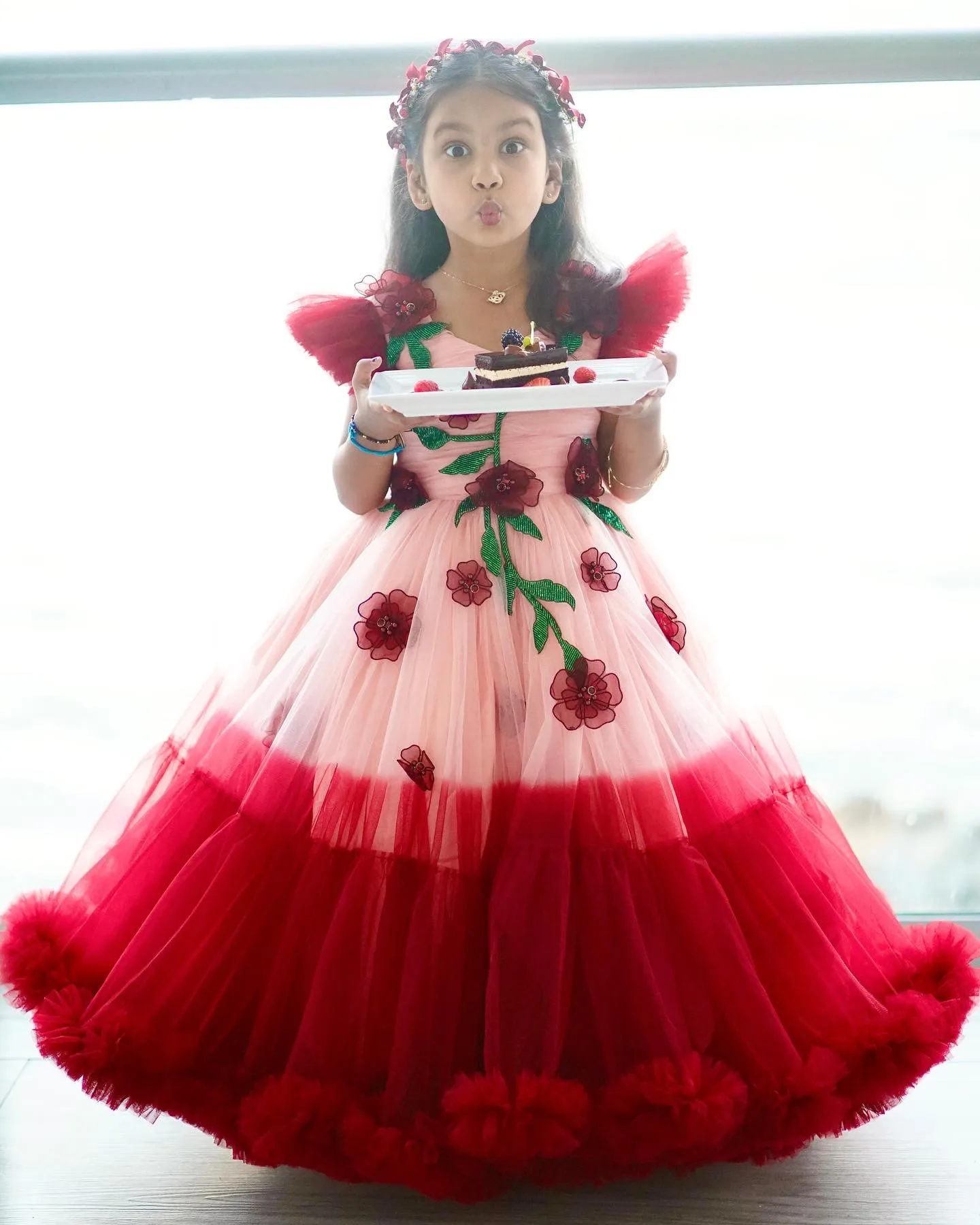 2023 Red Lace Flower Girl Dresses A-Line Tulle V-ringen Tiers Vintage Little Girl Christmas Peageant Birthday Dopning Tutu Dress Gowns ZJ422