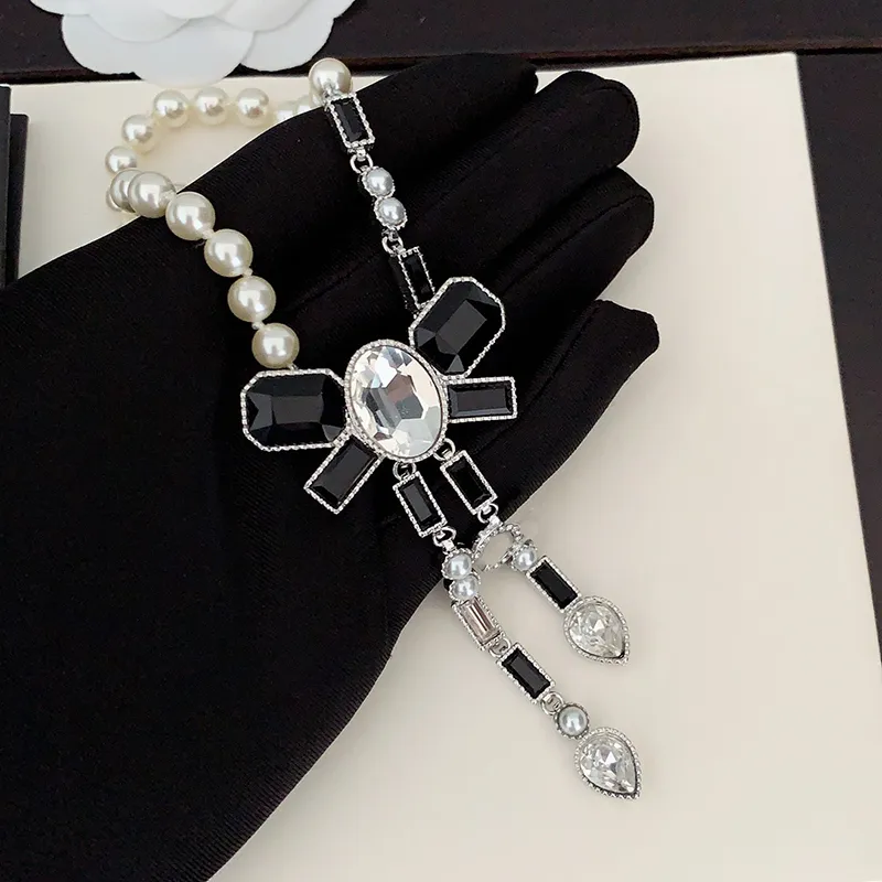 Collier de perles classiques de luxe de créateur français incrusté de strass noir et blanc, matériau en laiton, collier de charme pour femmes, cadeau de mode pour mère