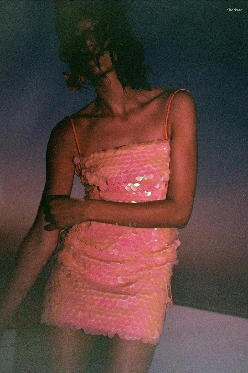Scena noszenia ciężka różowa cekinowa sukienka na urodziny damskiej i coroczne imprezowanie nocne klub nocny odbicie seksowne ubrania