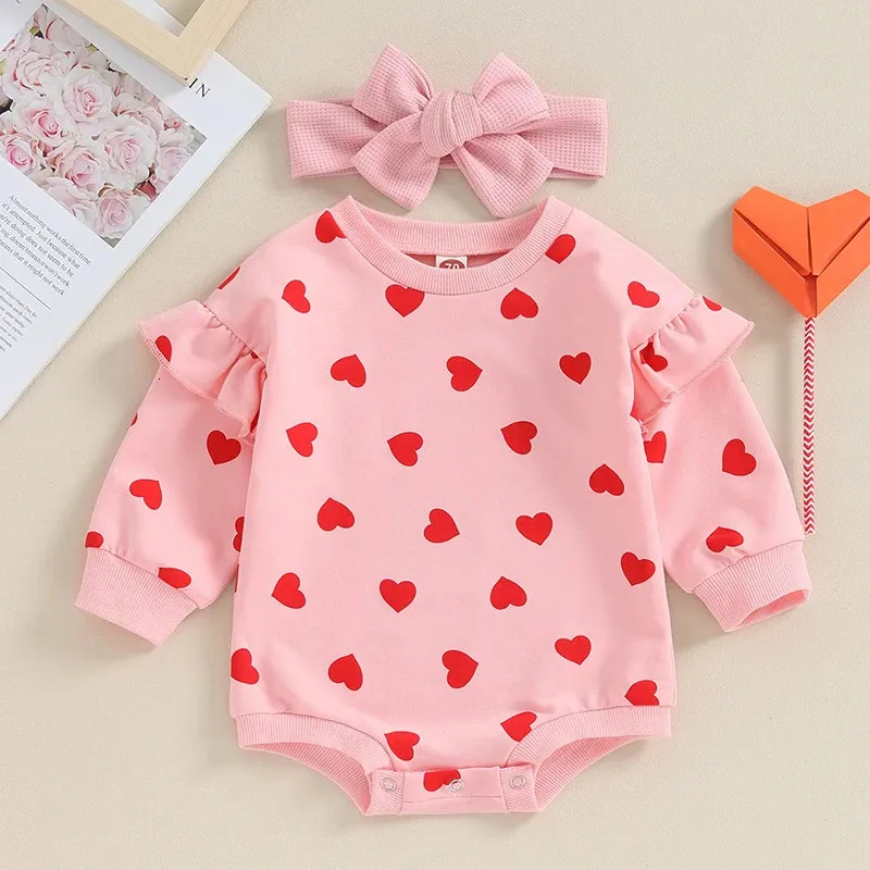 Barboteuses Saint Valentin Vêtements pour bébés Enfants Filles Body Tenues Mignon Coeur Imprimé À Volants À Manches Longues Barboteuse avec Bandeau Bébé 231207