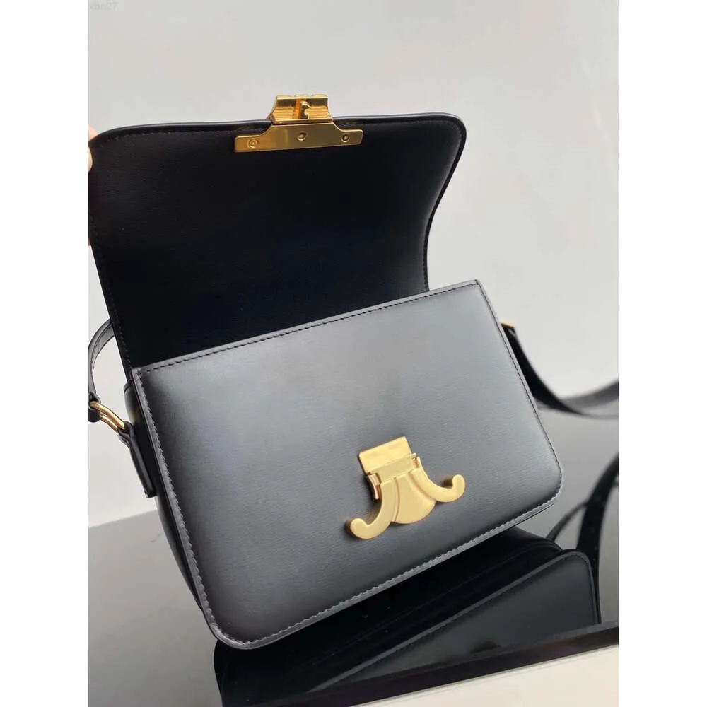 Top Famous 2023 Sacs de créateurs 10A Qualité Lady Mode Sac à main Triomphe Délicat Sac à bandoulière en peau de vache High Sens Messenger Enveloppe Cross Body Purse Hobos Package