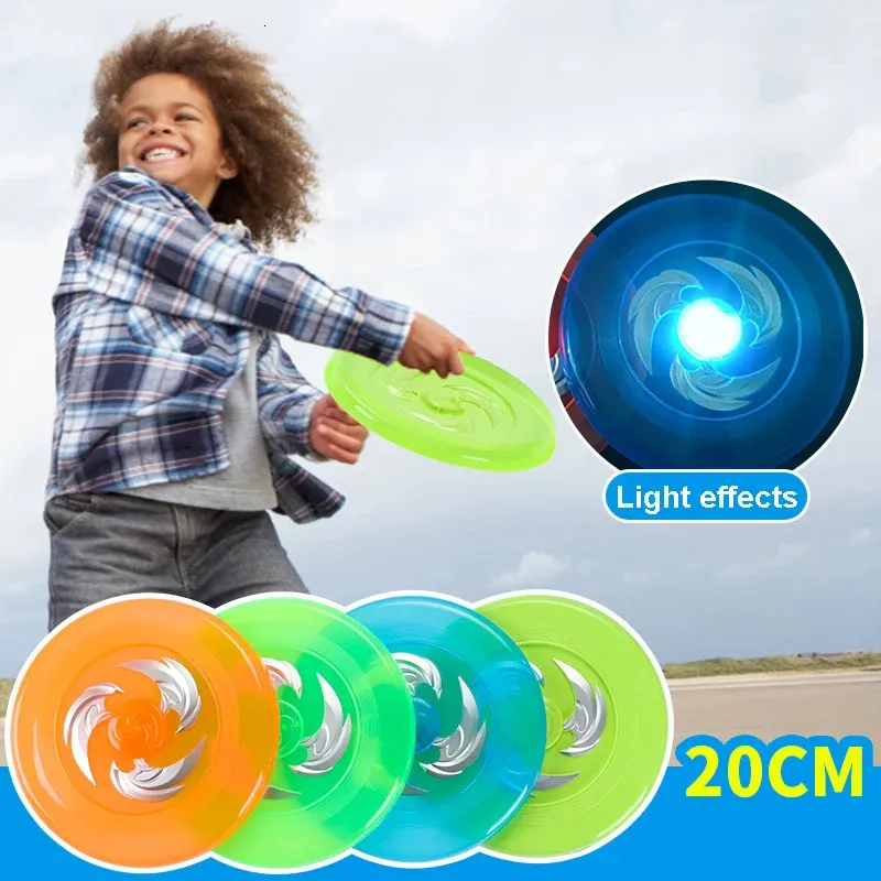 LEDレイブおもちゃ20cm明るい空飛ぶ皿LEDライトチャイルドハンドスローバック回転玩具キッズビーチアウトドアスポーツ231207