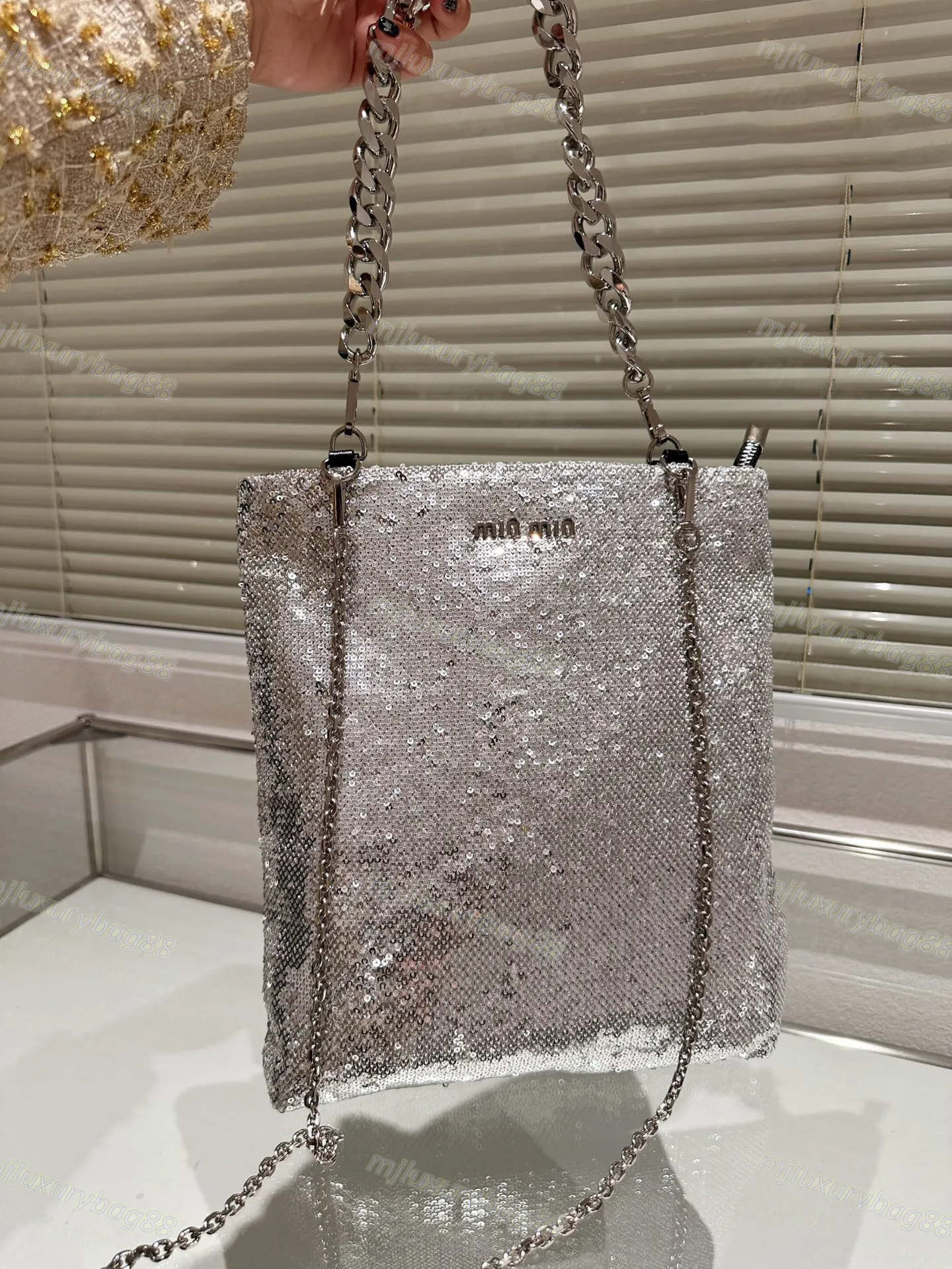 Borsa quadrata piccola verticale personalizzata con paillettes alla moda di design di lusso Borsa a tracolla singola con catena in metallo Borsa a tracolla Borsa da donna