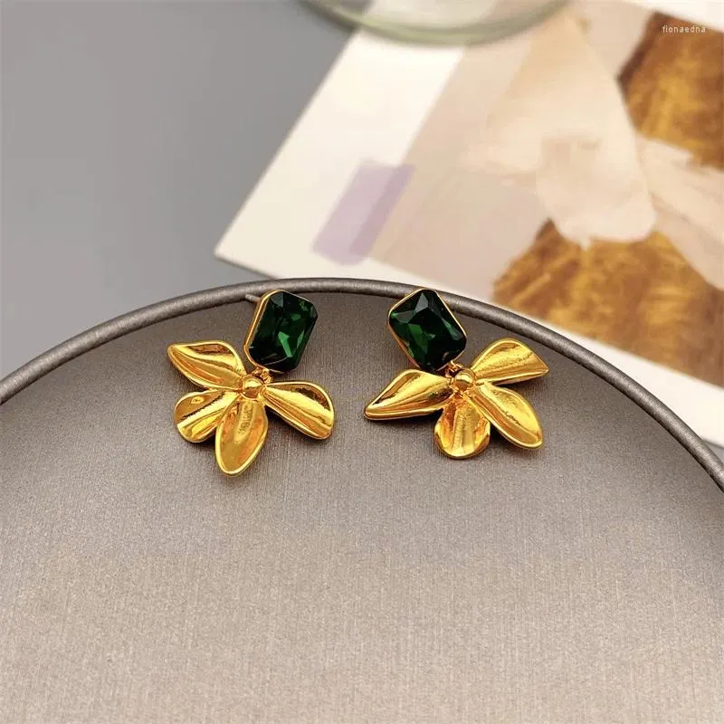 Brincos pendurados coreano retrô incrustados esmeraldas formato de flor gota para mulheres simples e elegante chapeamento 18k joias de ouro atacado