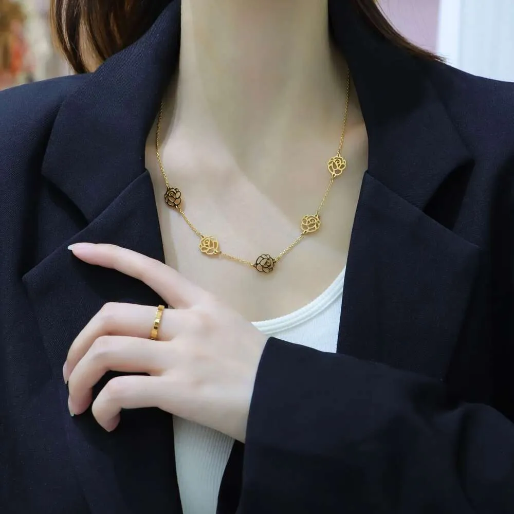 Elegantes Kamelien-Halsketten-Armband, leicht, klein, einzigartig, exquisit und vielseitig, Damen-Titanstahl-Set, Gold fällt nicht ab