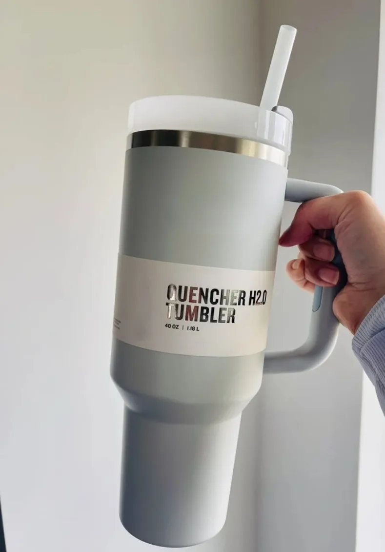 في المخزون ، H2.0 40oz من الفولاذ المقاوم للصدأ الكؤوس Tumblers مع غطاء مقبض السيليكون وقش 2nd أكواب السيارة الفراغ المعزول المياه 1117