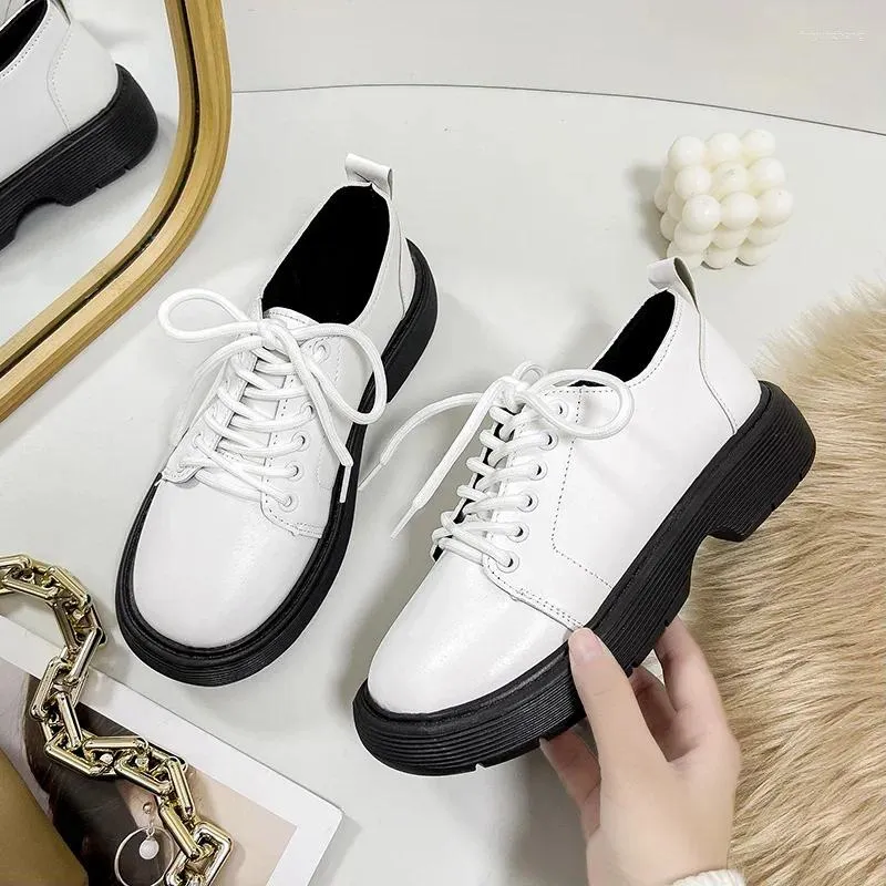 Модельные туфли 2023, осенние модные черные женские дизайнерские туфли на плоской подошве для катания на коньках, повседневные кожаные оксфорды со шнуровкой и круглой головкой