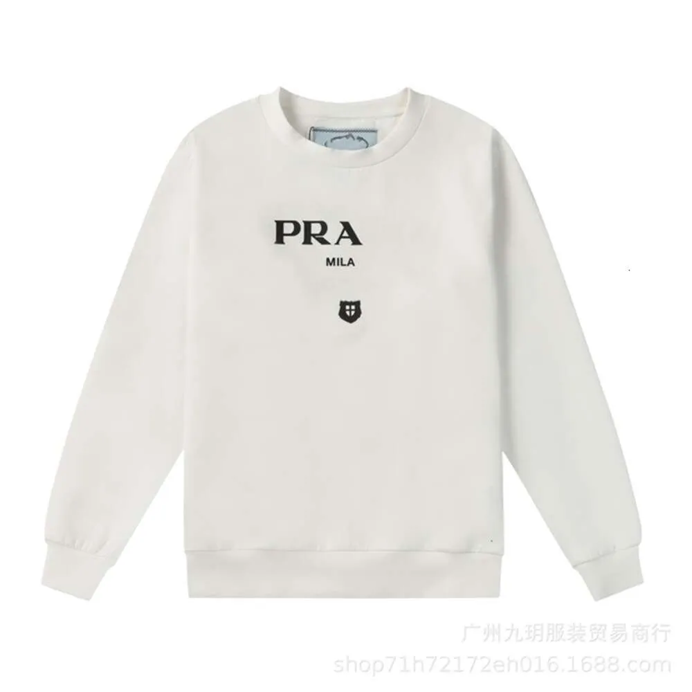 Prawidłowa wersja 23SS Autumn and Winter New P Family Minimalistyczna moda wszechstronna INS List Men and Women Haftowany okrągły sweter