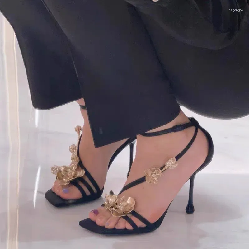 Sandaler 2024 Summer Golden Flower Square Toe Stiletto High Heels Single Shoes With Sexy Open Design Women