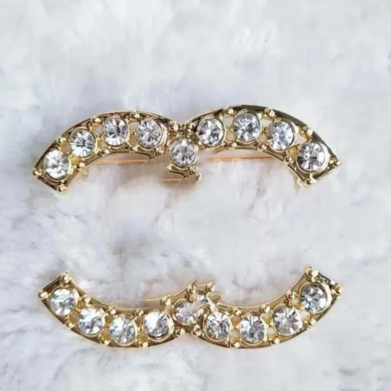 18K Vergulde Koperen Letters Broches Holle Kwastje Vrouwen Luxe Merk Designer Dame Kristal Parel Messing Broche Pins Metalen Sieraden Accessoireskk