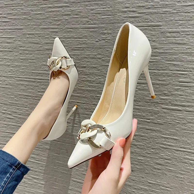 Chaussures habillées Automne Français Talons Hauts Chaussures Pour Femmes Talons Minces 9 Cm Sexy Pointu Bouche Peu Profonde Chaussures Simples Chaussures De Fête Taille 34-39 231207