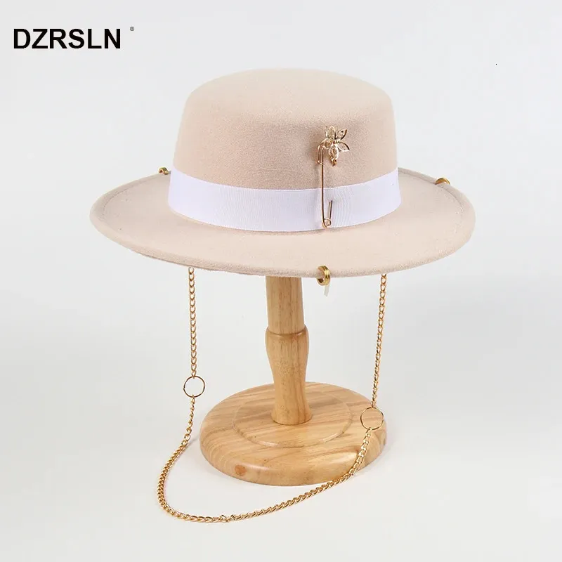 Hoeden met brede rand Emmer Luxe Pin Top Hat Dames Britse Retro Herfst Winter Platte pet Socialite Chain Fedora Europa Wild Warm 231208