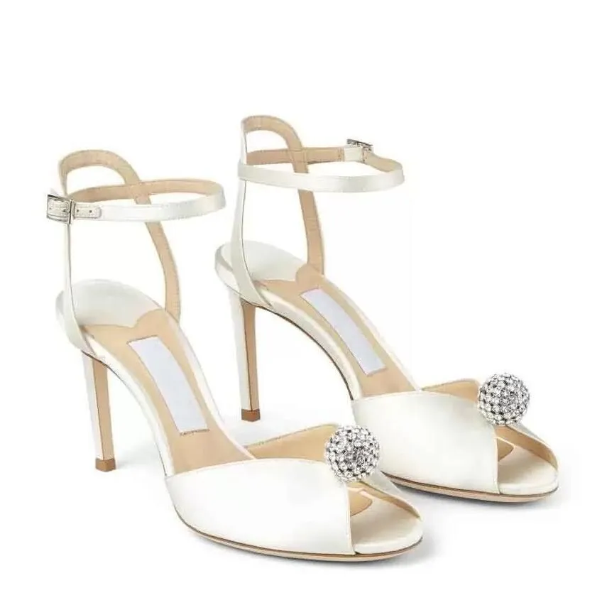 2024 Yeni Tasarımcı Sacaria Elbise Düğün Ayakkabıları İnci Düzenli Saten Platform Topuklar Sandallar Zarif Kadınlar Beyaz Gelin İncileri Yüksek Topuklu Bayanlar Pompalar EU35-43 Kutu