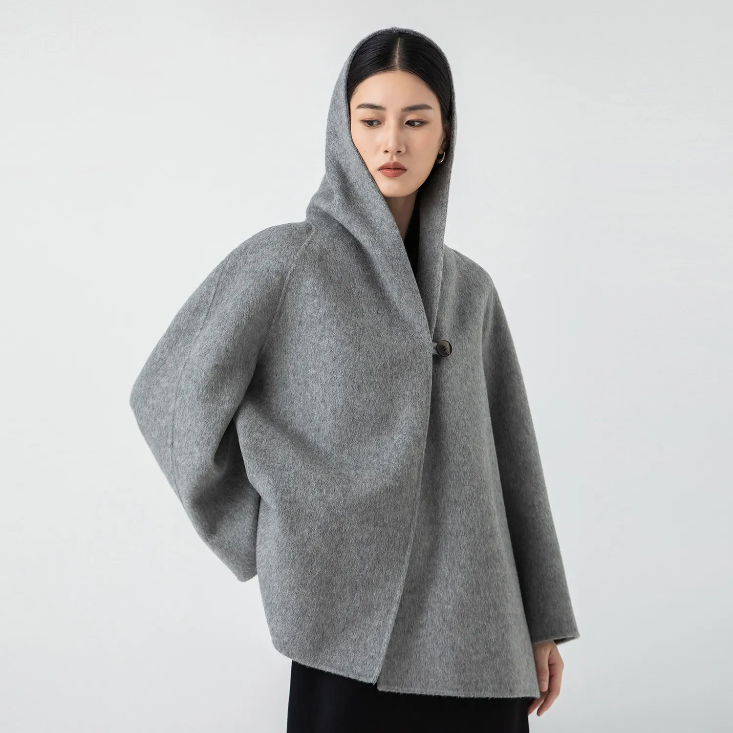 Cappotto in cashmere da donna in piumino di lana a un bottone con cappuccio sciolto a trapezio in lana corta