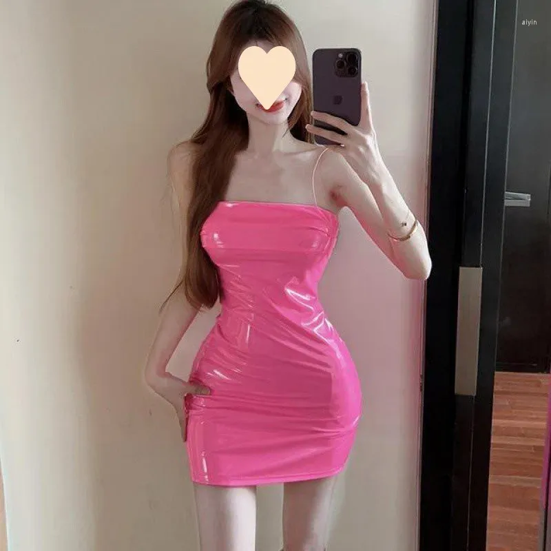 Casual klänningar cnyishe sexig söt neonrosa ruched bodycon sling kort klänning kvinnor pu läder wrap höft mini spaghetti strap party robe