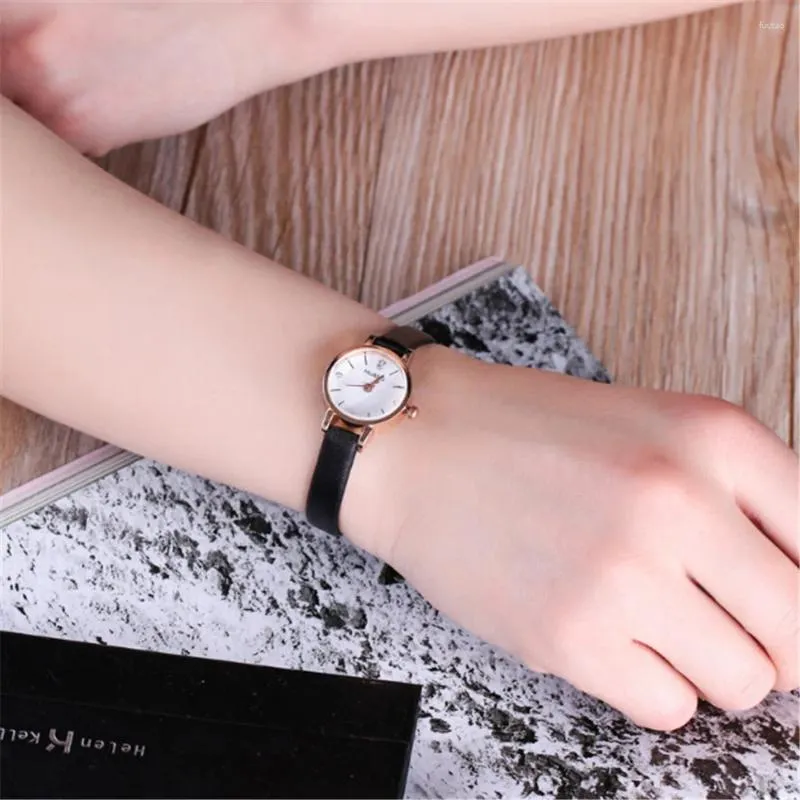 Montres-bracelets Montre à quartz numérique Femme Montres Mode minimaliste Bracelet fin Polyvalent Fille Slim Ceinture Voyage Souvenir Cadeaux d'anniversaire