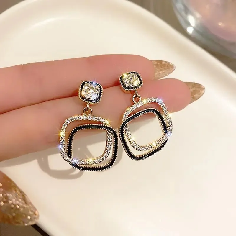 Charm S925 Silver Needle Fashion Simple Classic Square Crystal Stud Pendientes Temperamento Versátil Highend Venta al por mayor 231208