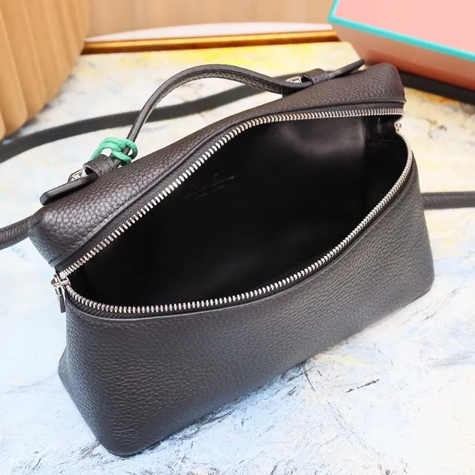 An exquisite cosmetic bag with a simple and soft outline that is elegant and durable. It perfectly balances appearance and functionality. The leather is delicate