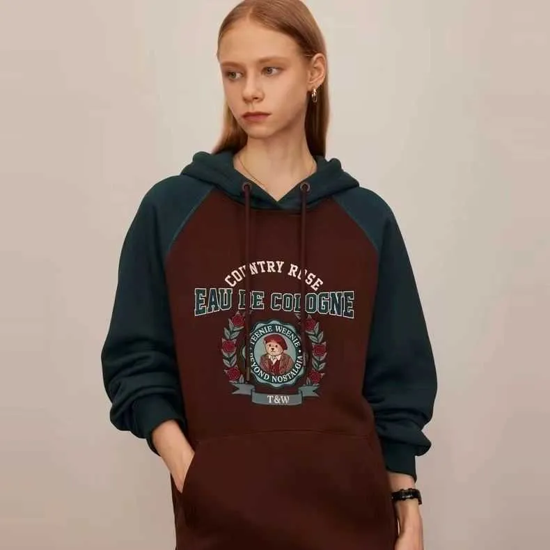 Kvinnors hoodies tröjor 2023 Autumn/Winter New Women's College Style Contrast Raglan ärmar med sammet huvtröja Autumn/vinterstil