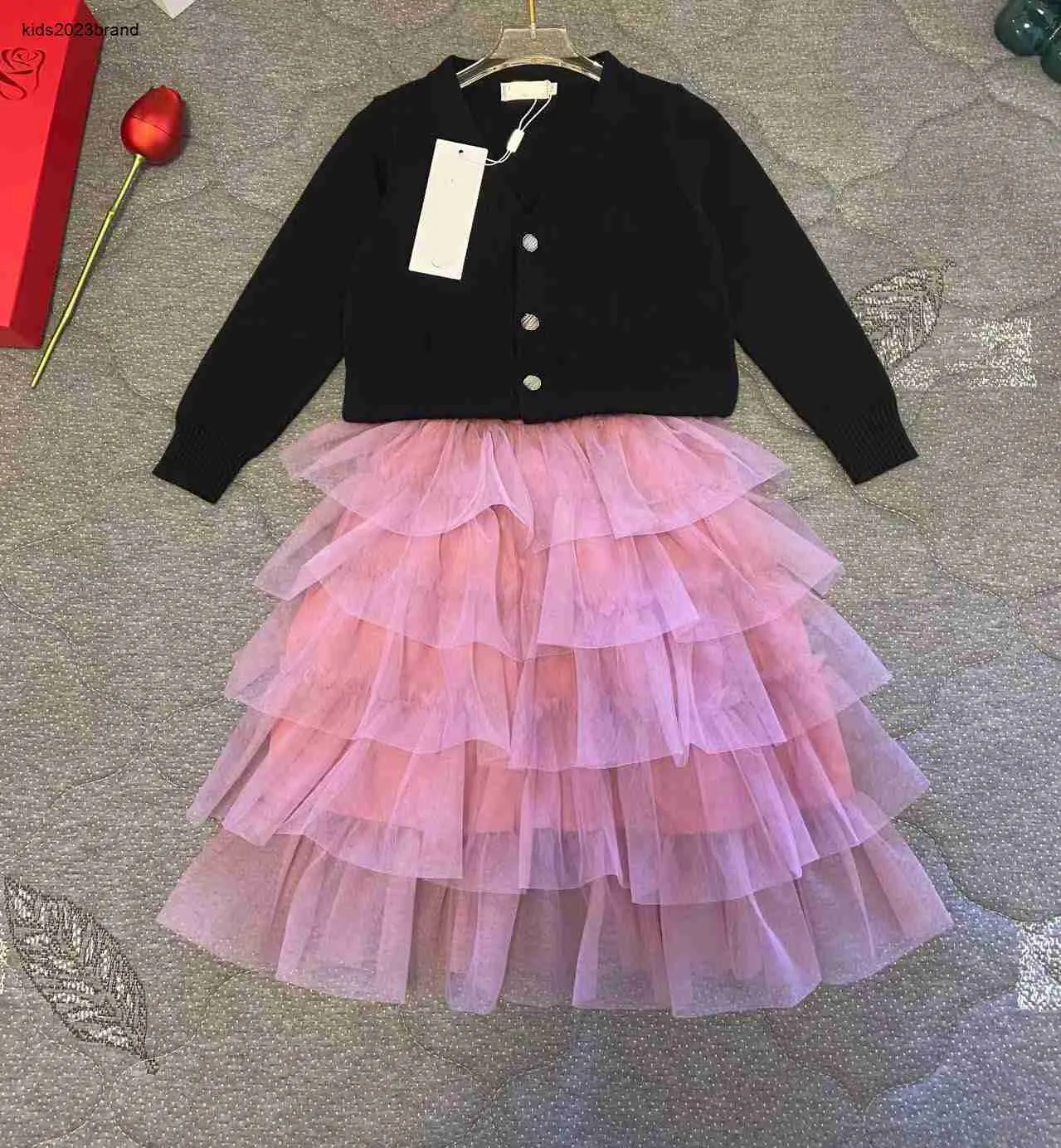 Neues Baby-Kleid-Set, Kinder-Sets, Kinder-Designer-Kleidung, Größe 90–140, Mädchen, Strickjacke, Kuchen, Netzgarn, lange Halbröcke, 5. Dezember