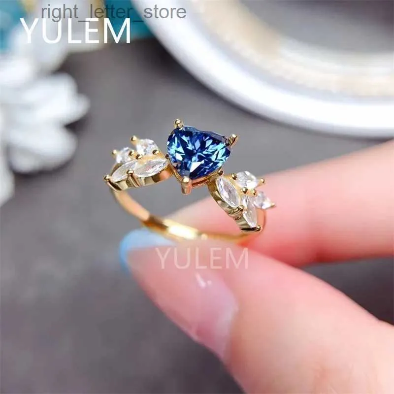 サイドストーン付きYulem Blue Heart Moissaniteパーソナリティデザイン新しいリング925スターリングシルバー美しい色スパークリング1ダイヤモンドD VVS1 YQ231209