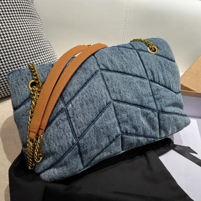 2023 Puffer Denim Flap Bag Designer di lusso Donna Totes Borsa Borsa Borsa a tracolla da cowboy smerigliata Frizione a tracolla Portafoglio con catena dorata Modello di lettera in metallo20