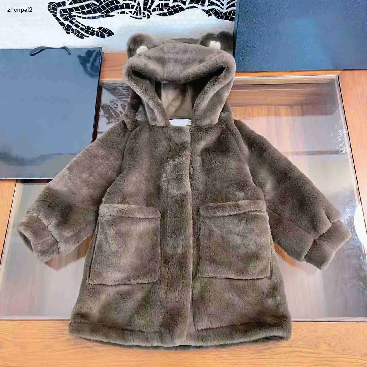 Designer de luxo casaco de bebê pele sintética crianças jaqueta tamanho 80-150 de alta qualidade inverno menina blusão com bonito urso orelha chapéu dec05