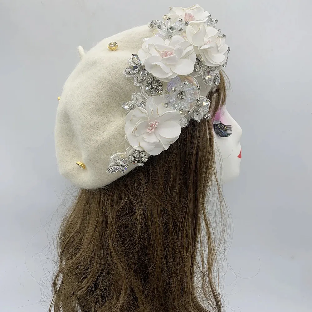 Baskenmützen für den Winter, einzigartige Designer-Baskenmützen für Damen, luxuriöser Strass-Blumenstrauß, Turban-Kappe, übertriebene Malermütze, weibliche Winter-Kopfbedeckung 231208