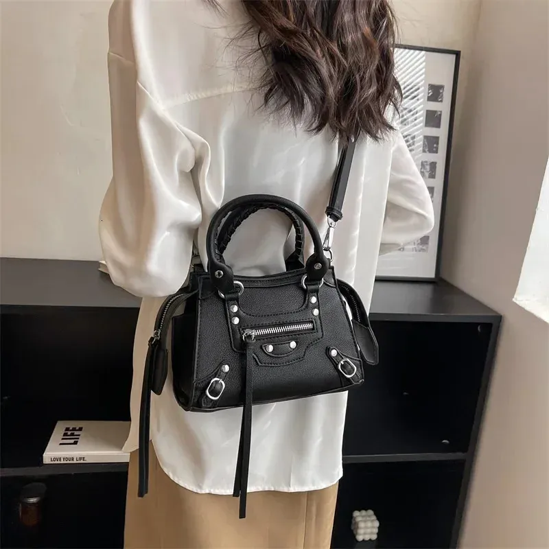 Evening Bags 2024 Fashion TrendSimple Western Style Women s Bag Exquisite Rivet Handbag Trendy Personalized Motorcycle Shoulder Crossbody 231208