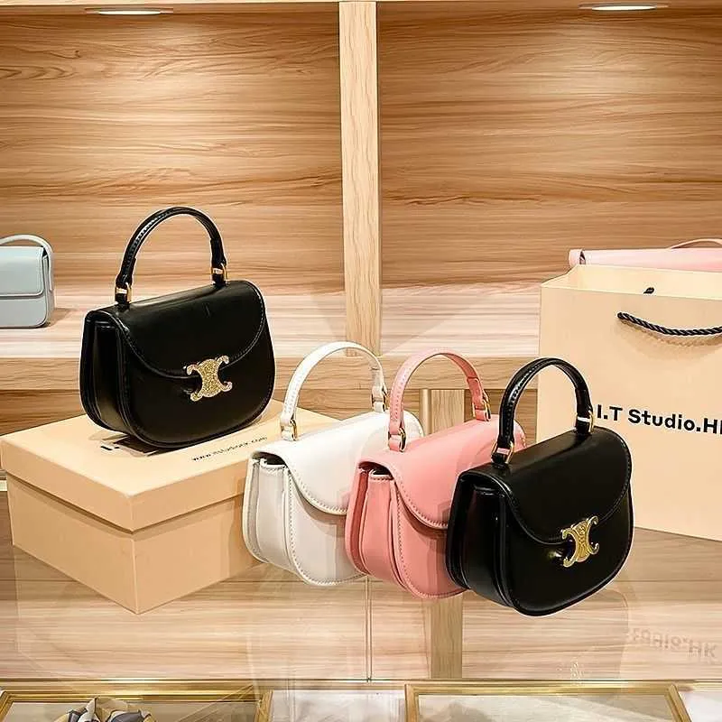 リーガルコピーDeisgner Celinss Bagsオンラインショップ2023女性用スプリングスマー小規模で人気のあるミニ本革CRのための新しい汎用性の高い勝利ハンドヘルドサドルバッグ