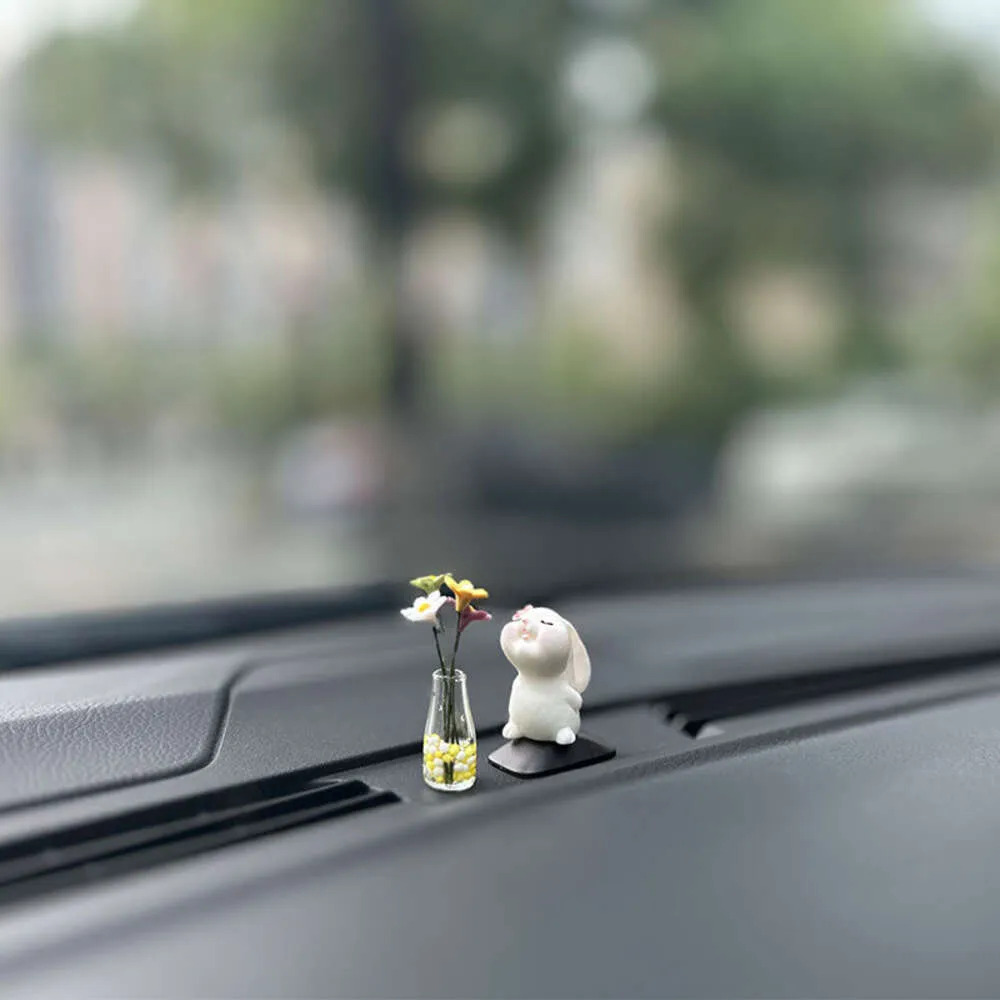 Nya söta anime bilinredning Mini Rabbit and Vase Auto Dashboard bakspegelspegelprydnader för gåvor Biltillbehör