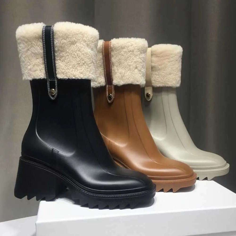 Top Femmes Betty PVC Bottes Beeled Fourrure Talons hauts Bottes de pluie hautes imperméables Semelles en caoutchouc Welly Chaussures de plate-forme Chaussures de pluie en plein air 10 couleurs 237