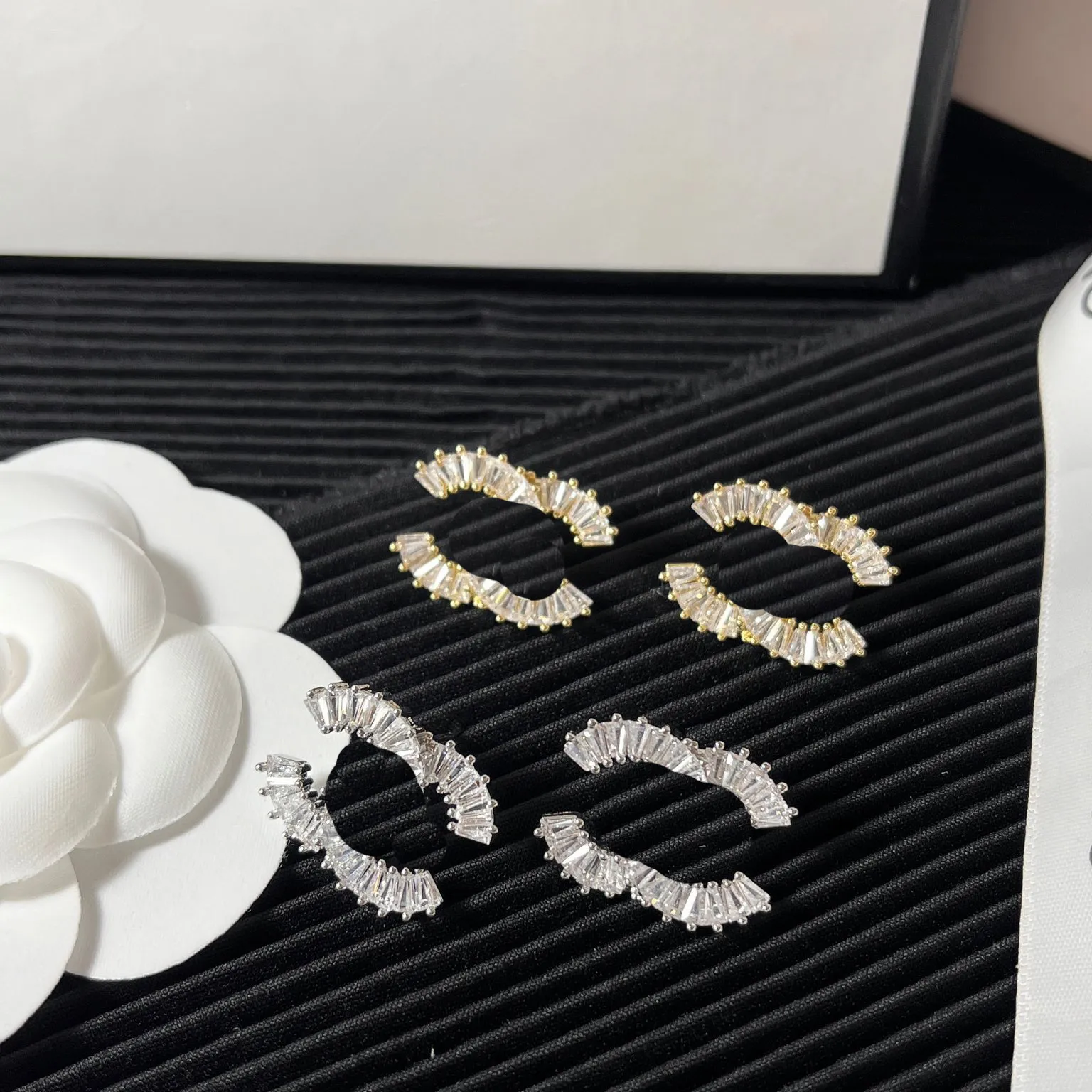 Boutique Crystal Diamond Stud Wedding Födelsedagsmycken Fashionabla nya kvinnors charmörhängen Chenel Miuimiui B örhänge