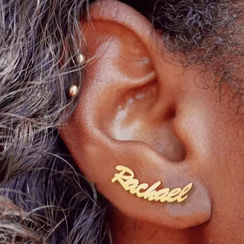 Hoop Huggie 1 paire nom personnalisé boucles d'oreilles pour femmes personnalisé en acier inoxydable lettre initiale plaque signalétique boucle d'oreille bijoux de noël cadeau 231208