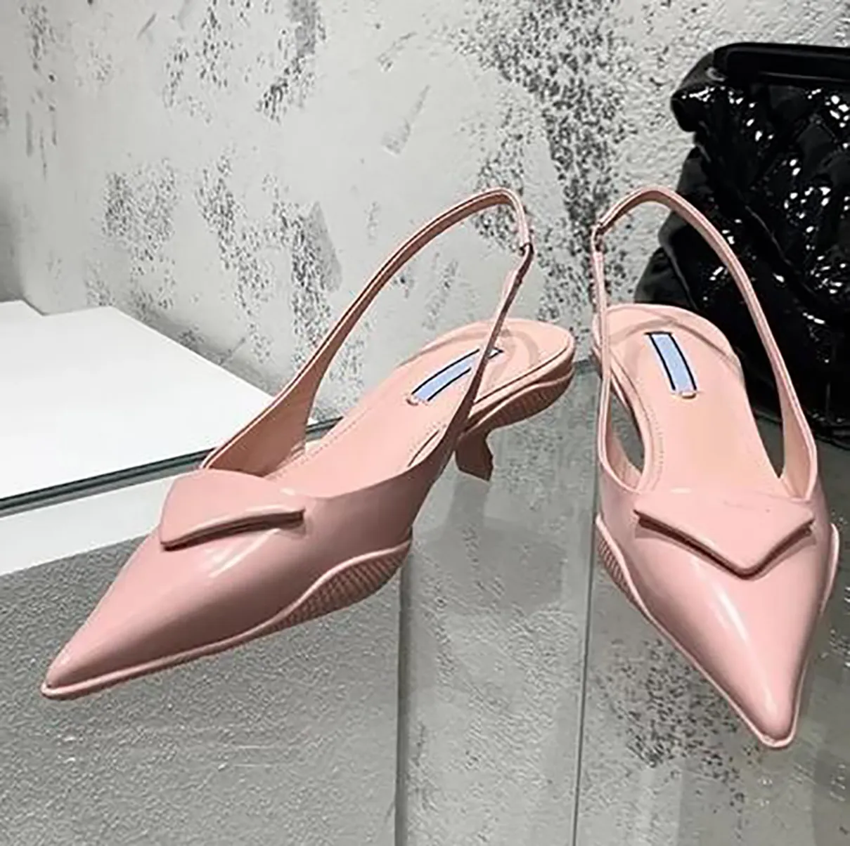 Sandalias triangulares puntiagudas con diseño de bolso en la punta, nueva correa de tacón tipo gatito, zapato único versátil para mujer, caja de cordones para caminar cómoda y moderna