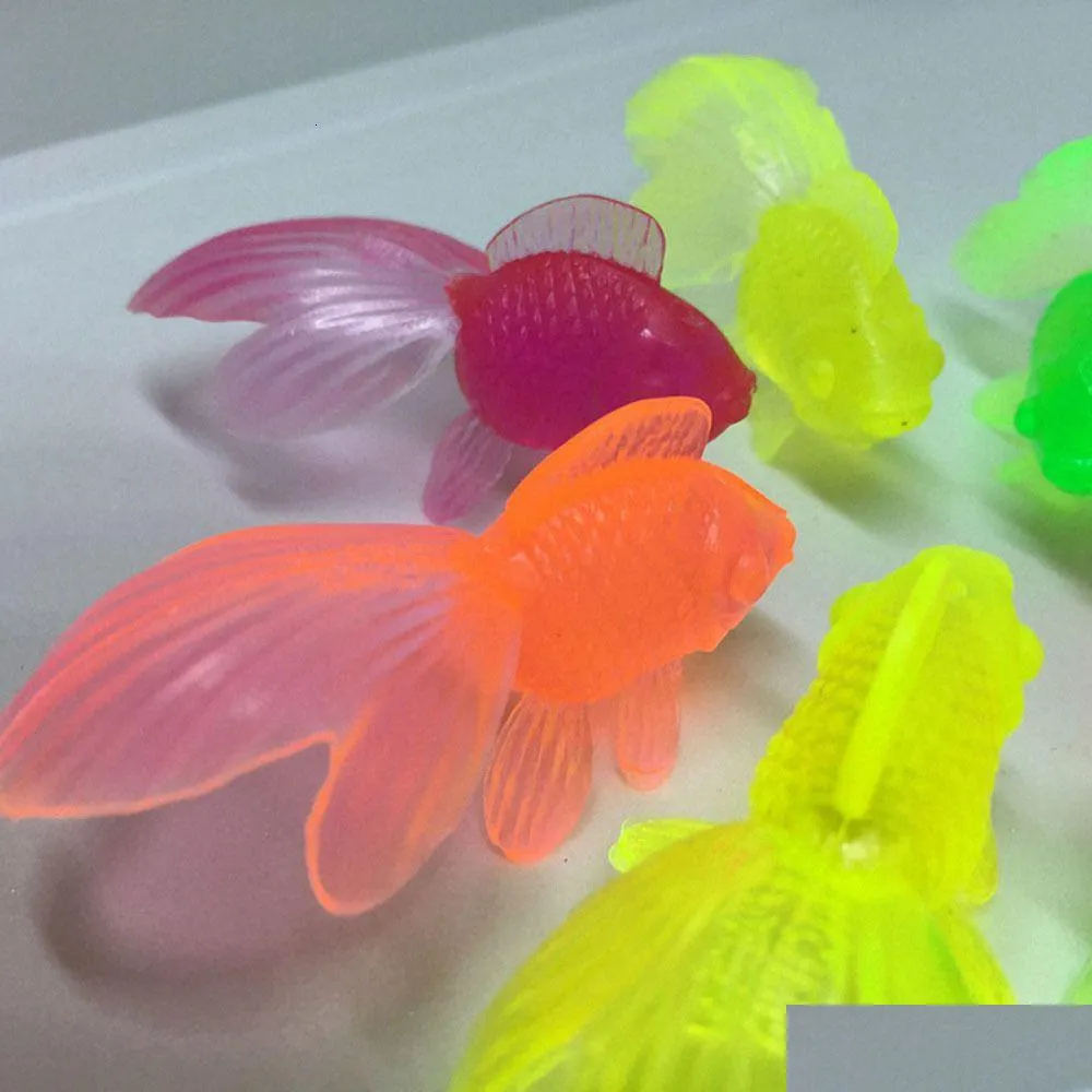 Banyo oyuncakları 10 adet set çocuklar yumuşak kauçuk altın balıklar için bebekler için simation mini japon balığı su yürümeye