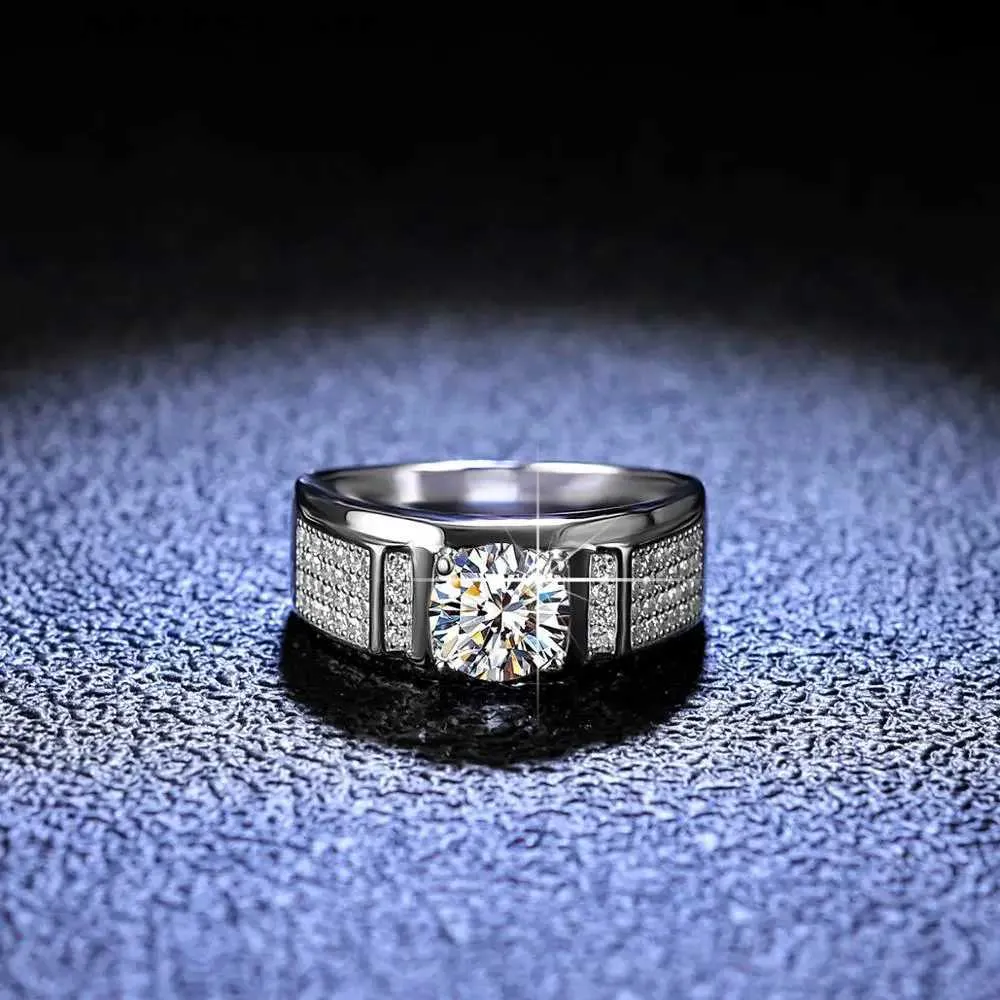 Com pedras laterais inbeaut 925 prata redonda excelente corte 1 ct D cor passar teste de diamante moissanite anel de casamento masculino moissanite pt950 carimbo joias YQ231209