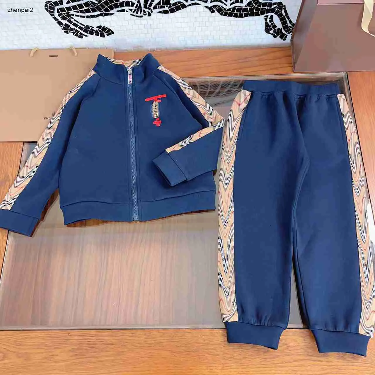Luxe designer kinder trainingspak Kleurrijk geborduurd logo babykleding Maat 110-160 Lange mouwen rits jongens jas en broek Dec05