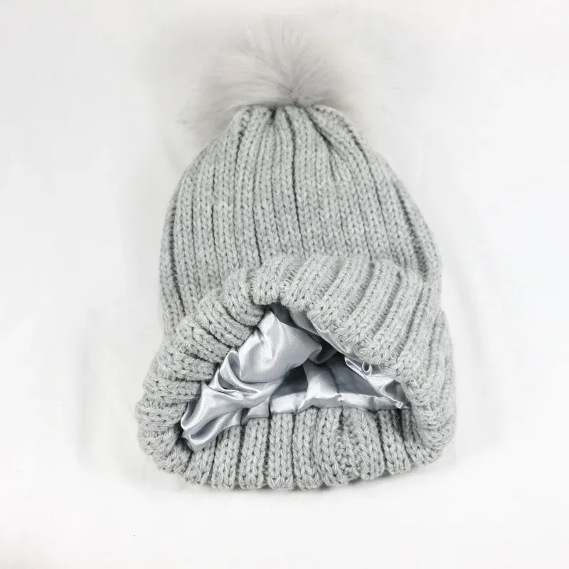 Beanie / Skull Caps Pompom Chapéu de Inverno Seda Cetim Forrado Caps Mulheres Beanie Chapéu Quente Chapéu de Malha Faux Fox Fur Pompom Chapéu Feminino Quente Grosso Chapéu Elástico 231208