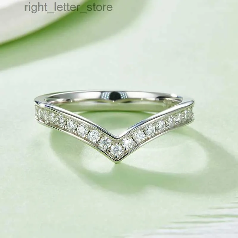 Com pedras laterais e novo v forma de eternidade completa eternidade banda 925 linha prateada define redond cut moissanite wedding anel para mulheres jóias de noivado yq231209