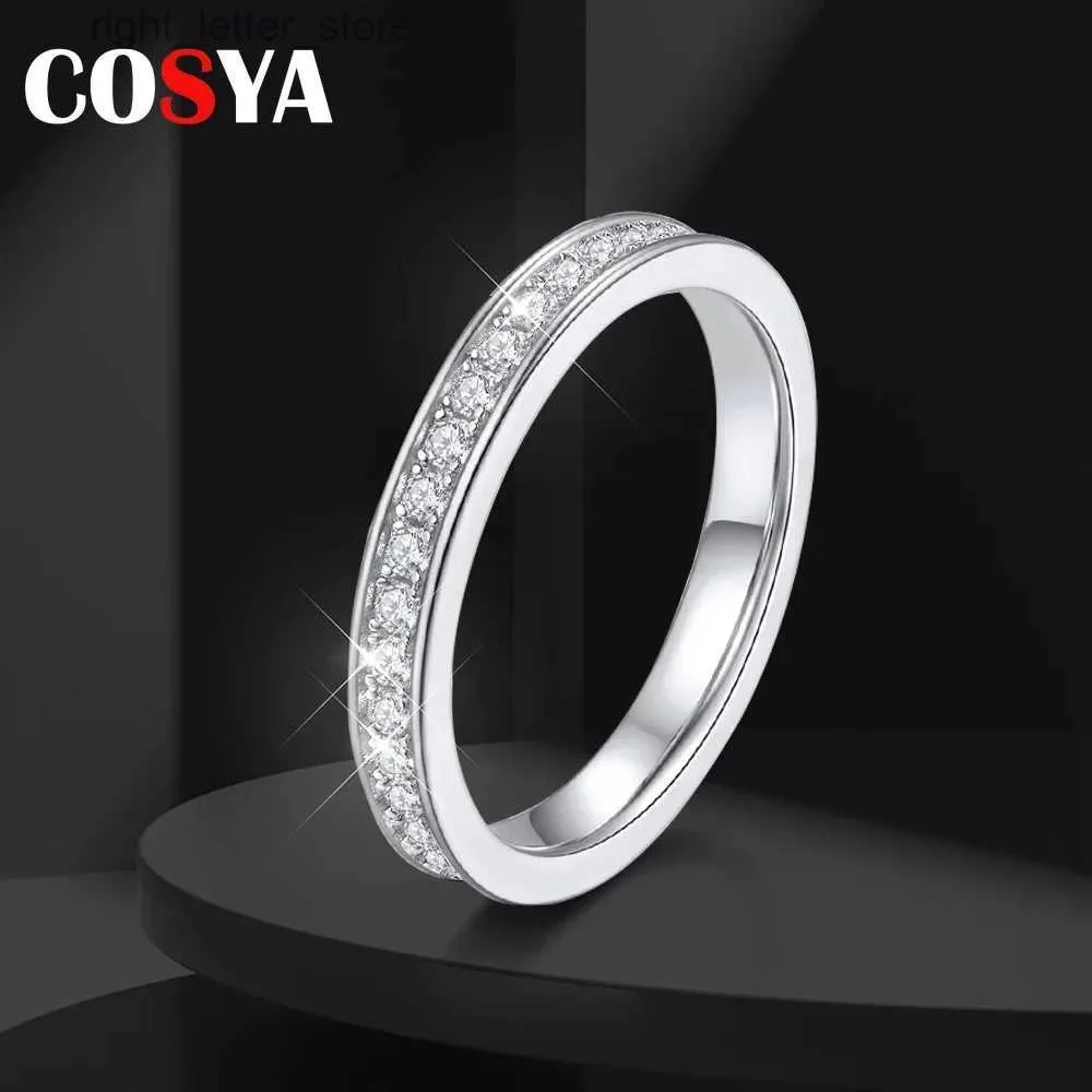 Avec pierres latérales COSYA couleur D Moissanite anneaux excellente coupe ronde 925 en argent Sterling plaqué 18K bague en or blanc pour les femmes bijoux de mariage YQ231209