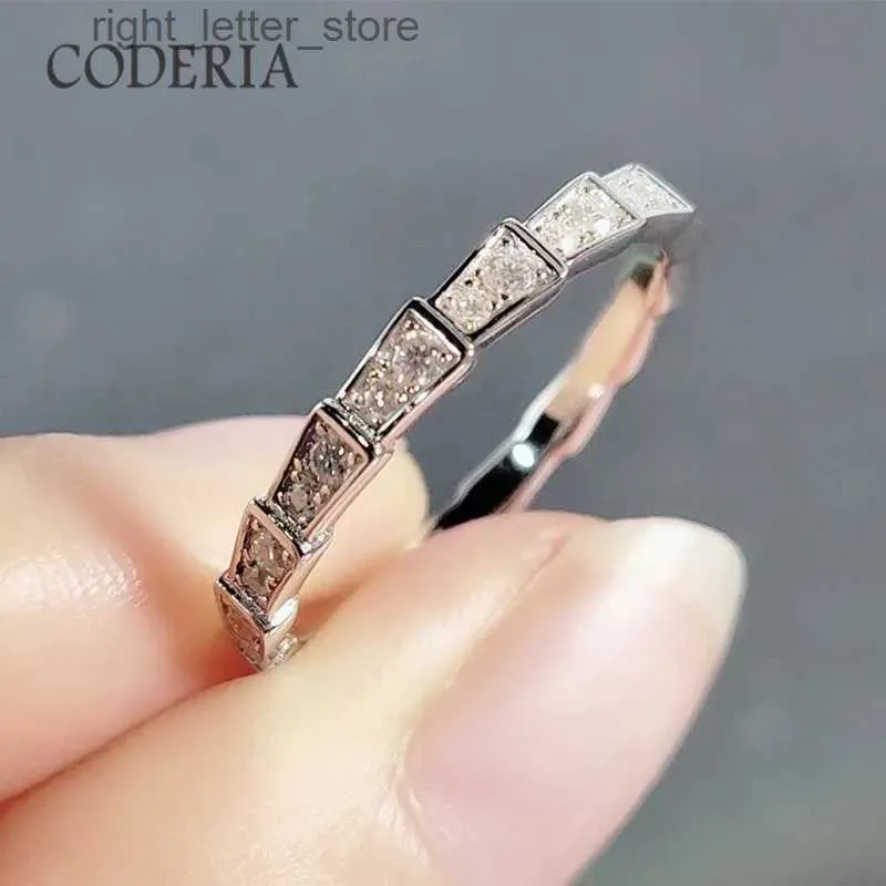 Avec pierres latérales Total 0,5 D couleur Moissanite Serpentine bague taille brillant diamant qualité scintillante bijoux de luxe bague pour femmes filles YQ231209