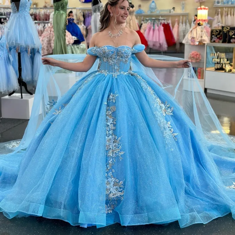 スカイブルーの光沢のある恋人Quinceaneraドレス2024ボールガウンケープアップリケレースレースプリンセスパーティーガウンVestidos 15 DE