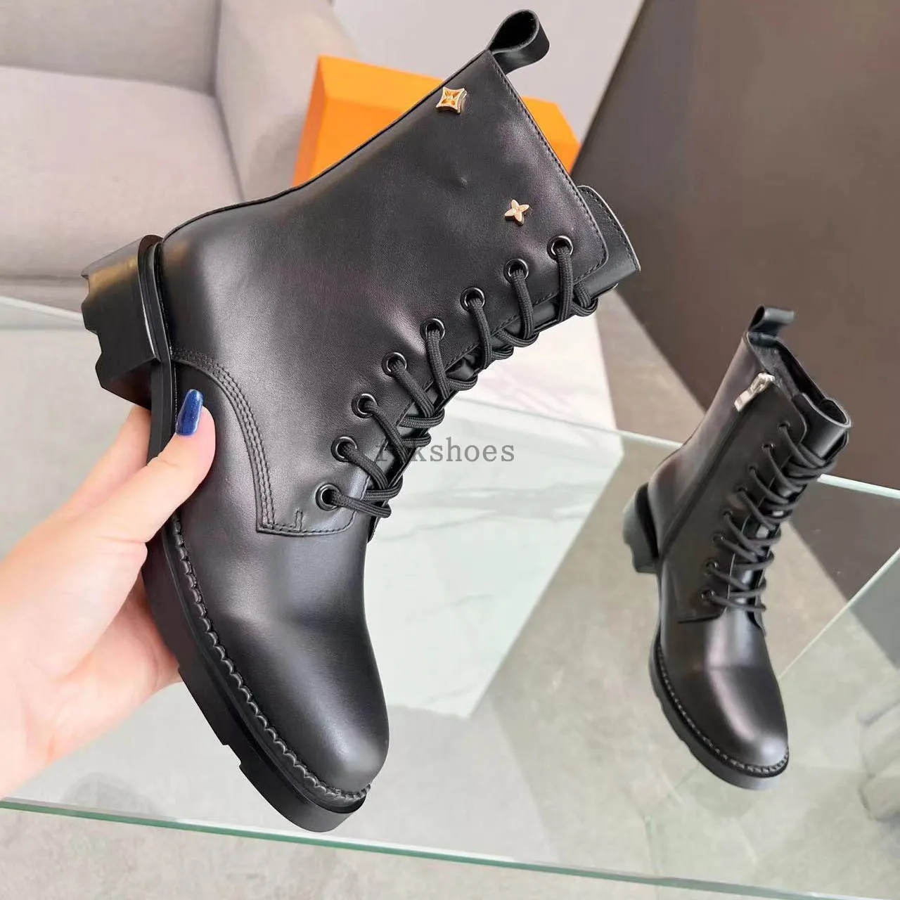 Designer Femmes Bottines Bottes Lauréat Amour Médaille Martin Boot Hiver En Cuir Véritable Gros Talons Hauts Chaussures De Luxe Désert Chunky Booties 06