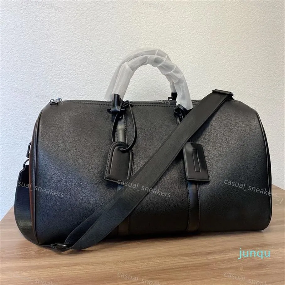 2022-Classic Design Duffle Bag för män Kvinnor Svartbruna läder resväskor Topphandtag Bagage Gentleman Business Holdall Tote253b