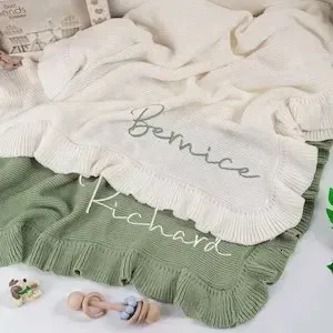 Couvertures d'emmaillotage personnalisées en tricot à volants, couverture douce brodée pour enfant avec nom de poussette, cadeau pour bébé pour maman née 231208