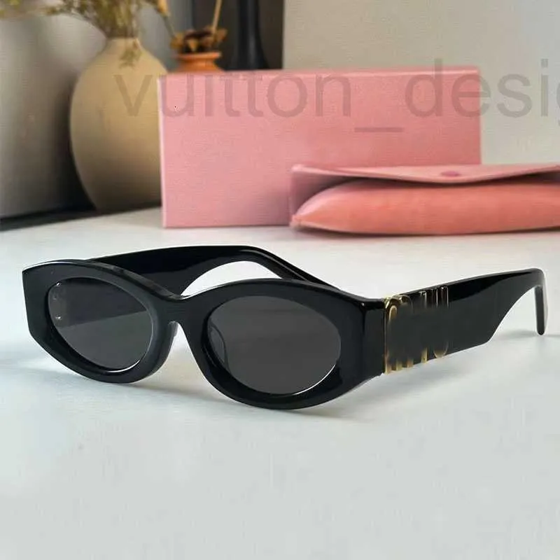 Montature per occhiali da sole Designer Brand Fashion Advanced Cat Eyes Versione alta da donna miumius Letter Plate Occhiali da donna Smu11w TKF5